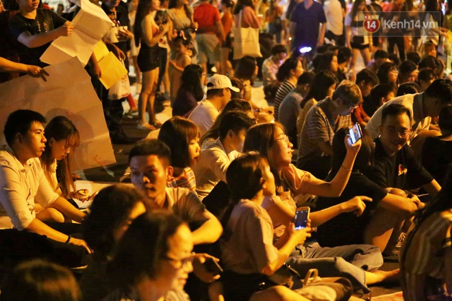 Hàng vạn người đổ về trung tâm chờ xem pháo hoa, các thánh tranh thủ ở Sài Gòn ăn nên làm ra nhờ bán giấy lót ngồi - Ảnh 5.