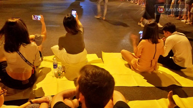 Hàng vạn người đổ về trung tâm chờ xem pháo hoa, các thánh tranh thủ ở Sài Gòn ăn nên làm ra nhờ bán giấy lót ngồi - Ảnh 4.