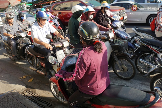 Ảnh: Nhiều tuyến đường cửa ngõ Hà Nội và Sài Gòn ùn tắc nghiêm trọng trong chiều cuối năm - Ảnh 24.