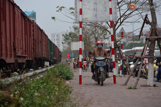Ảnh: Nhiều tuyến đường cửa ngõ Hà Nội và Sài Gòn ùn tắc nghiêm trọng trong chiều cuối năm - Ảnh 4.