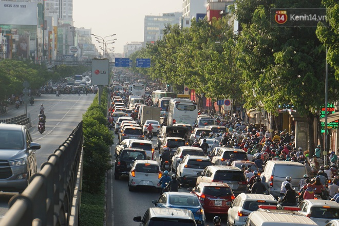 Ảnh: Nhiều tuyến đường cửa ngõ Hà Nội và Sài Gòn ùn tắc nghiêm trọng trong chiều cuối năm - Ảnh 21.