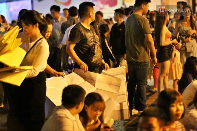 Hàng vạn người đổ về trung tâm chờ xem pháo hoa, các thánh tranh thủ ở Sài Gòn ăn nên làm ra nhờ bán giấy lót ngồi - Ảnh 3.