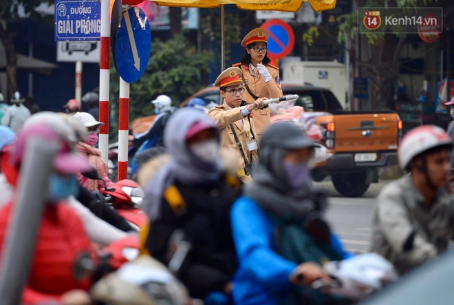 Ảnh: Nhiều tuyến đường cửa ngõ Hà Nội và Sài Gòn ùn tắc nghiêm trọng trong chiều cuối năm - Ảnh 8.
