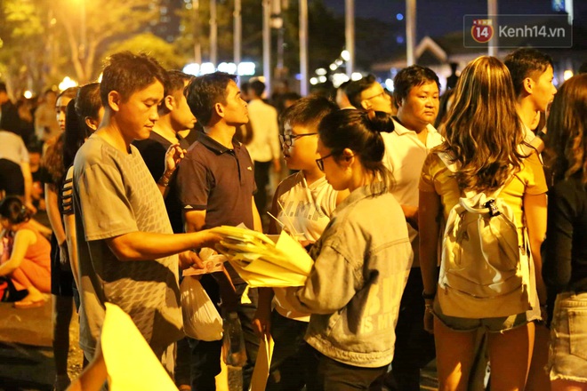 Hàng vạn người đổ về trung tâm chờ xem pháo hoa, các thánh tranh thủ ở Sài Gòn ăn nên làm ra nhờ bán giấy lót ngồi - Ảnh 6.