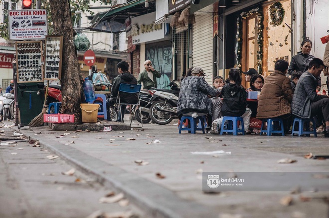 Hà Nội ngày cuối cùng của thập niên: Cảnh vật vẫn như mọi ngày, có chăng khác biệt thì là ở mỗi người mà thôi! - Ảnh 3.