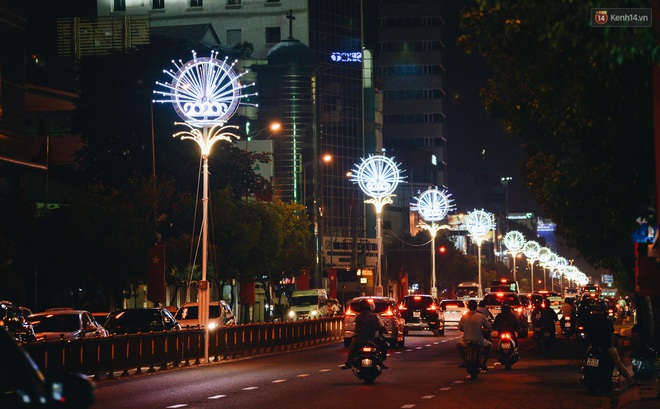 Đường phố Sài Gòn trang trí rực rỡ đầy sắc màu để đón chào thập kỷ mới năm 2020 - Ảnh 10.