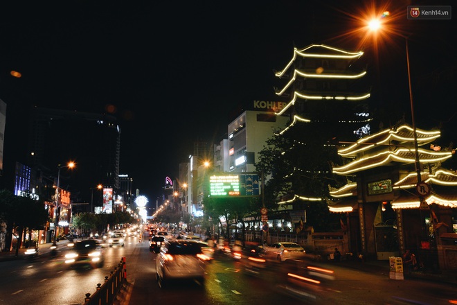 Đường phố Sài Gòn trang trí rực rỡ đầy sắc màu để đón chào thập kỷ mới năm 2020 - Ảnh 12.