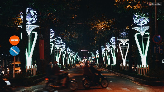 Đường phố Sài Gòn trang trí rực rỡ đầy sắc màu để đón chào thập kỷ mới năm 2020 - Ảnh 2.