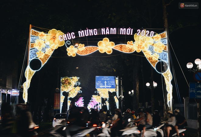 Đường phố Sài Gòn trang trí rực rỡ đầy sắc màu để đón chào thập kỷ mới năm 2020 - Ảnh 1.