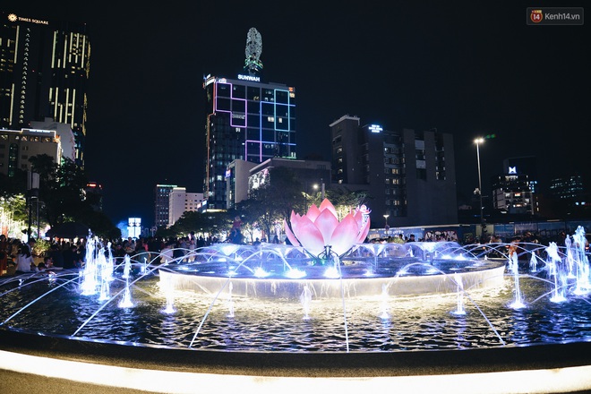 Đường phố Sài Gòn trang trí rực rỡ đầy sắc màu để đón chào thập kỷ mới năm 2020 - Ảnh 8.