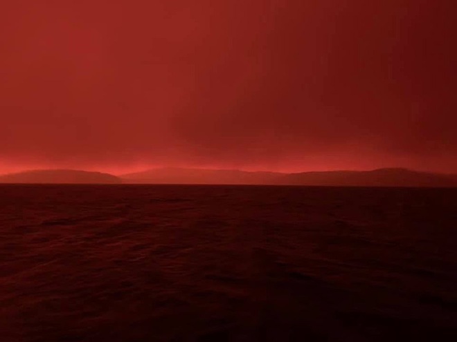 Úc đối mặt với thảm hoạ cháy rừng kinh khủng khiến bầu trời đỏ ngầu như máu, 4000 người bị mắc kẹt phải kéo nhau nhảy xuống biển - Ảnh 2.