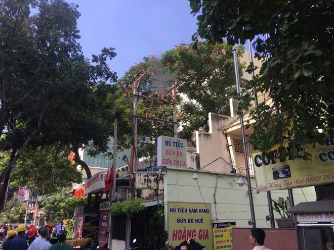 Nổ trạm điện trung thế ở trung tâm Sài Gòn, 1 nhân viên nhà hàng bị bỏng nặng ngày cuối năm - Ảnh 1.