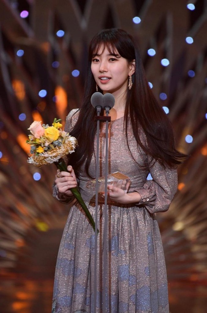 Suzy chun mũi cực yêu bên Lee Seung Gi khi thắng cặp đôi đẹp nhất: Xem SBS Drama Awards 2019 chỉ đợi mỗi giải này luôn á! - Ảnh 2.