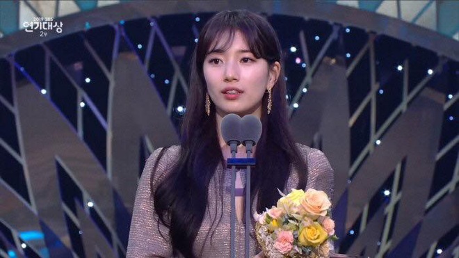 Suzy chun mũi cực yêu bên Lee Seung Gi khi thắng cặp đôi đẹp nhất: Xem SBS Drama Awards 2019 chỉ đợi mỗi giải này luôn á! - Ảnh 5.