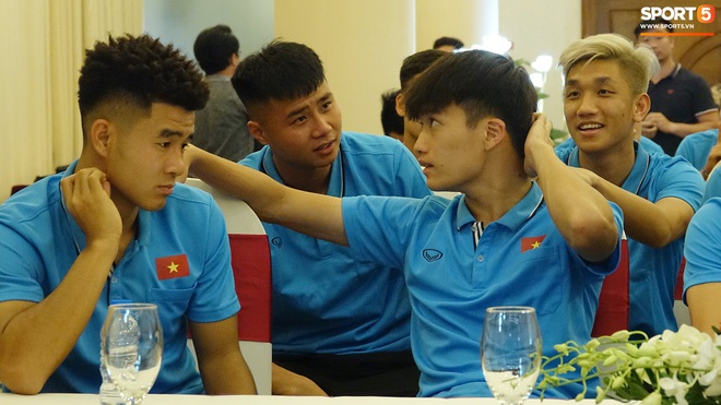 Trọng Đại rủ r&ecirc; Đức Chinh nhuộm t&oacute;c v&agrave;ng, thủ m&ocirc;n Văn Toản c&oacute; nghề mới ở U23 Việt Nam - Ảnh 3.