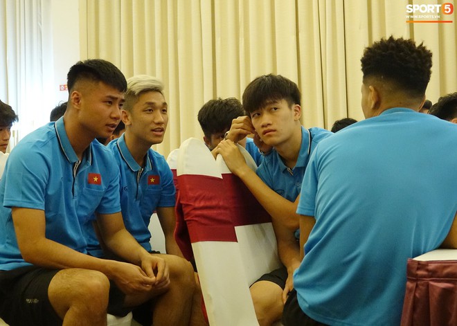 Trọng Đại rủ r&ecirc; Đức Chinh nhuộm t&oacute;c v&agrave;ng, thủ m&ocirc;n Văn Toản c&oacute; nghề mới ở U23 Việt Nam - Ảnh 2.