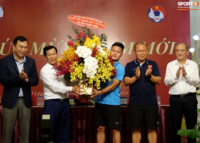 Đội trưởng Quang Hải phong thái đĩnh đạc trong ngày U23 Việt Nam nhận mục tiêu tại VCK U23 châu Á 2020 - Ảnh 2.