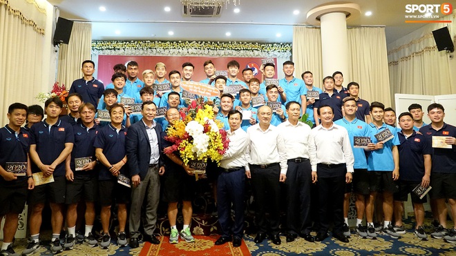 Đội trưởng Quang Hải phong thái đĩnh đạc trong ngày U23 Việt Nam nhận mục tiêu tại VCK U23 châu Á 2020 - Ảnh 3.