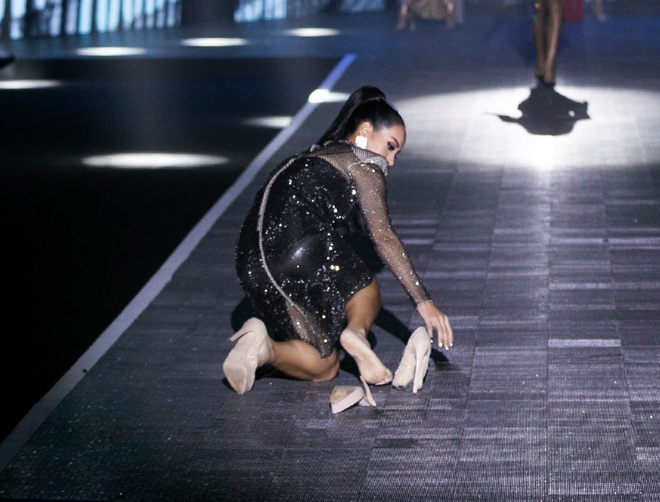Netizen nể phục Thúy Hạnh phản ứng khi gặp tai nạn chảy máu trên sàn diễn, tự tin catwalk chuẩn đẳng cấp siêu mẫu đời đầu Vbiz - Ảnh 1.