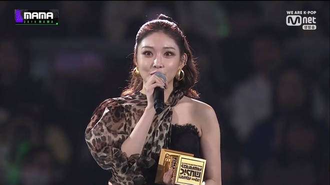 Trợn mắt ngơ ngác nhận giải tại MAMA 2019, Chungha lại khiến khán giả phải gật gù công nhận cô chính là memegirl mới nổi của Kpop - Ảnh 1.