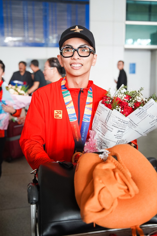 Khánh Thi - Phan Hiển hạnh phúc trong vòng tay chào đón 2 con, về nước sau khi giành HCV tại SEA Games 30 - Ảnh 1.