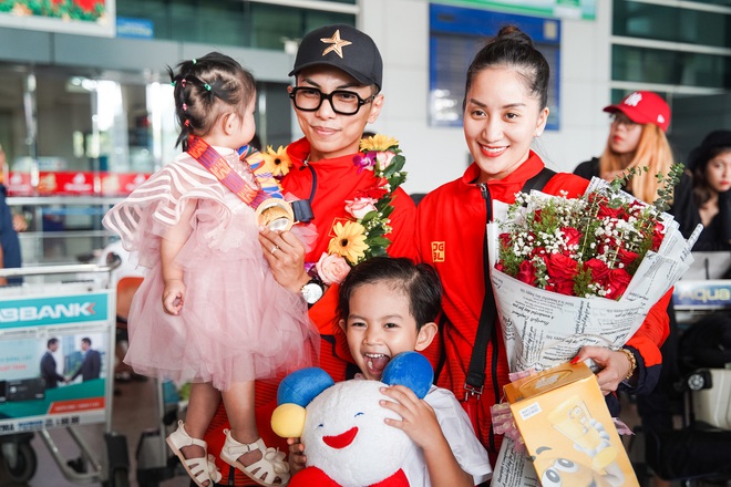 Khánh Thi - Phan Hiển hạnh phúc trong vòng tay chào đón 2 con, về nước sau khi giành HCV tại SEA Games 30 - Ảnh 2.