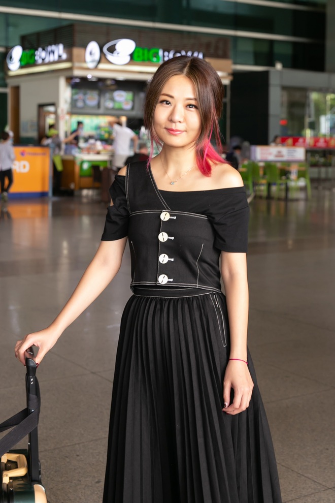 Diva Hongkong Fiona Fung tươi rói, YOUNG JAE thoáng mệt mỏi, cùng dàn nghệ sĩ châu Á đổ bộ sân bay Tân Sơn Nhất - Ảnh 1.