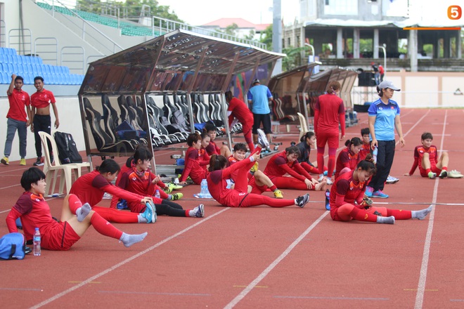 Tuyển nữ Việt Nam cười rạng rỡ trước ngày đấu chủ nhà Philippines tại bán kết SEA Games 30 - Ảnh 7.