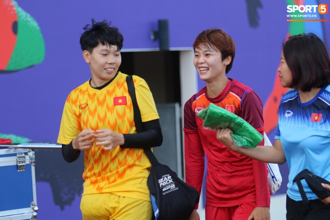 Tuyển nữ Việt Nam cười rạng rỡ trước ngày đấu chủ nhà Philippines tại bán kết SEA Games 30 - Ảnh 9.