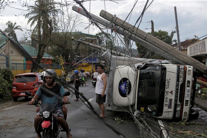 Ảnh: Cảnh tượng đổ nát sau khi bão Kammuri càn quét qua Philippines - Ảnh 1.