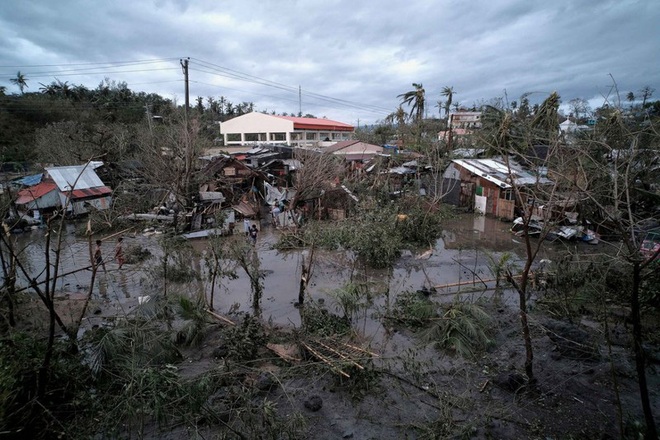 Ảnh: Cảnh tượng đổ nát sau khi bão Kammuri càn quét qua Philippines - Ảnh 11.