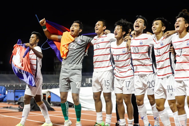 HLV trưởng U22 Campuchia cầm nhầm điện thoại của phóng viên Việt Nam tại SEA Games 30 - Ảnh 3.