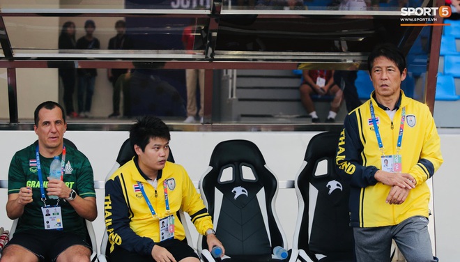 HLV Nishino ngậm ngùi sau trận thua: Bóng đá Thái Lan cần học hỏi Việt Nam - Ảnh 2.