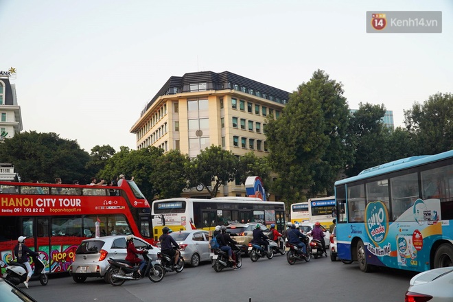 Hàng nghìn CĐV tràn ra đường mừng U22 Việt Nam tiến vào bán kết, giao thông khu vực trung tâm Thủ Đô ách tắc nghiêm trọng  - Ảnh 9.