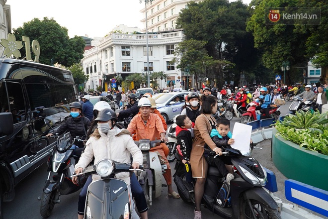 Hàng nghìn CĐV tràn ra đường mừng U22 Việt Nam tiến vào bán kết, giao thông khu vực trung tâm Thủ Đô ách tắc nghiêm trọng  - Ảnh 6.