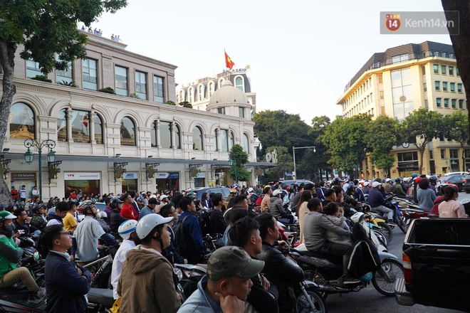 Hàng nghìn CĐV tràn ra đường mừng U22 Việt Nam tiến vào bán kết, giao thông khu vực trung tâm Thủ Đô ách tắc nghiêm trọng  - Ảnh 4.