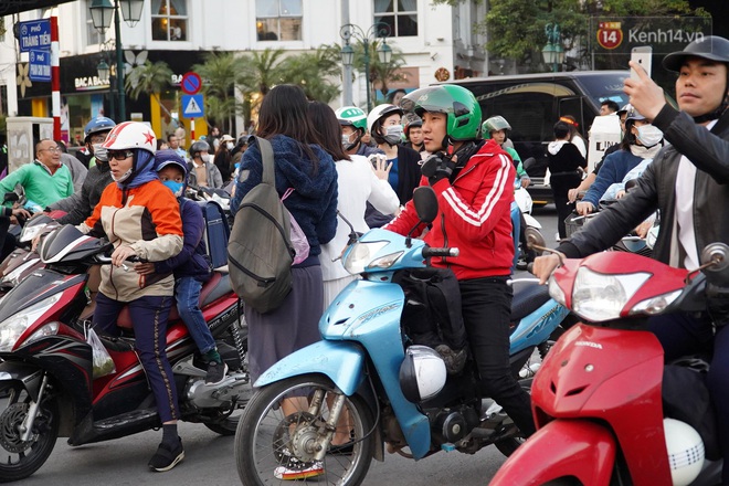 Hàng nghìn CĐV tràn ra đường mừng U22 Việt Nam tiến vào bán kết, giao thông khu vực trung tâm Thủ Đô ách tắc nghiêm trọng  - Ảnh 7.