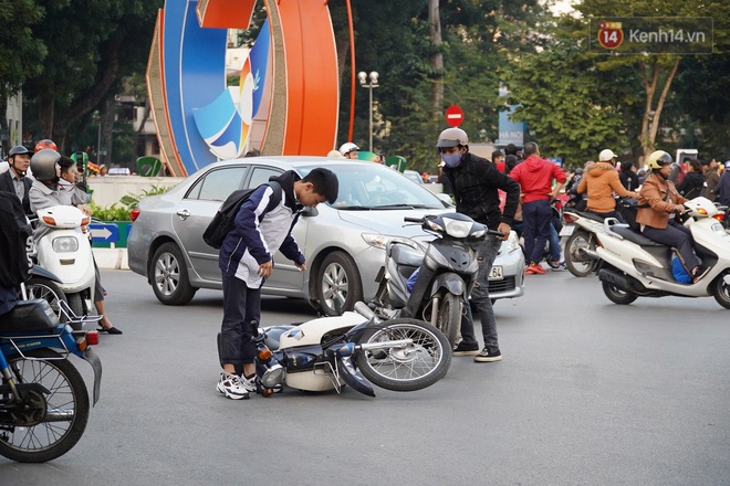 Hàng nghìn CĐV tràn ra đường mừng U22 Việt Nam tiến vào bán kết, giao thông khu vực trung tâm Thủ Đô ách tắc nghiêm trọng  - Ảnh 8.