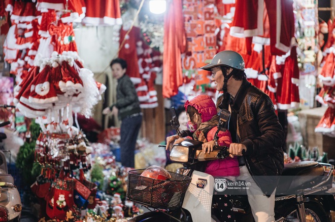 Đến hẹn lại lên: Phố Hàng Mã trang hoàng sáng rực nửa tháng trước Noel, thời điểm này là hoàn hảo để check-in vì cực vắng người - Ảnh 3.