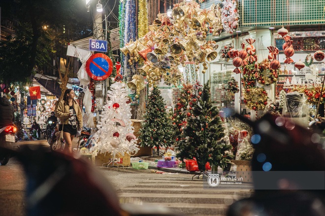 Đến hẹn lại lên: Phố Hàng Mã trang hoàng sáng rực nửa tháng trước Noel, thời điểm này là hoàn hảo để check-in vì cực vắng người - Ảnh 7.