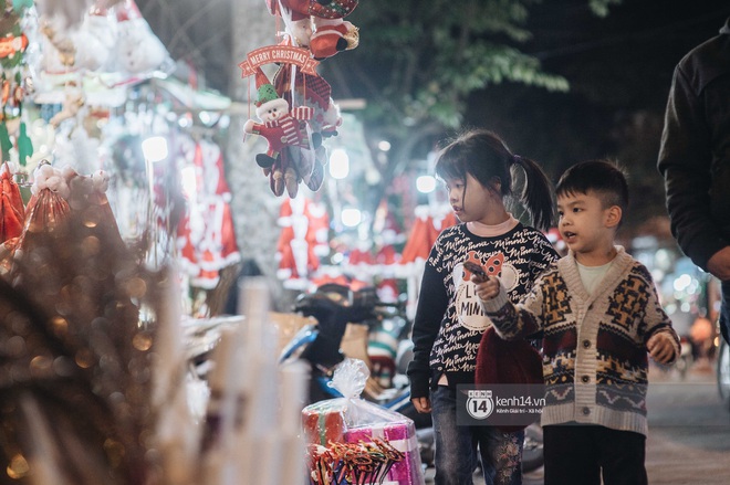 Đến hẹn lại lên: Phố Hàng Mã trang hoàng sáng rực nửa tháng trước Noel, thời điểm này là hoàn hảo để check-in vì cực vắng người - Ảnh 9.