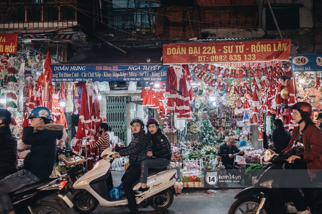 Đến hẹn lại lên: Phố Hàng Mã trang hoàng sáng rực nửa tháng trước Noel, thời điểm này là hoàn hảo để check-in vì cực vắng người - Ảnh 10.