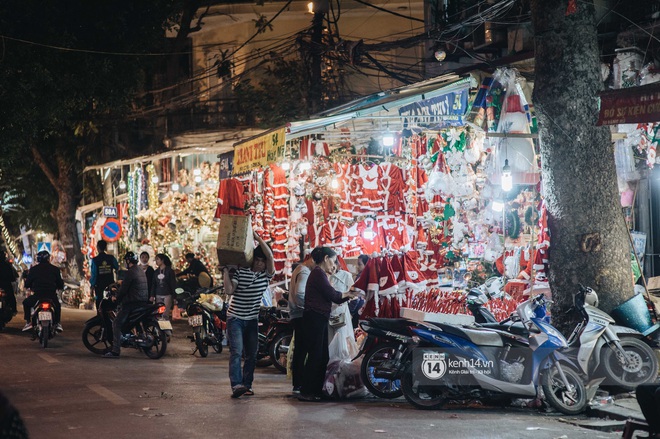 Đến hẹn lại lên: Phố Hàng Mã trang hoàng sáng rực nửa tháng trước Noel, thời điểm này là hoàn hảo để check-in vì cực vắng người - Ảnh 4.