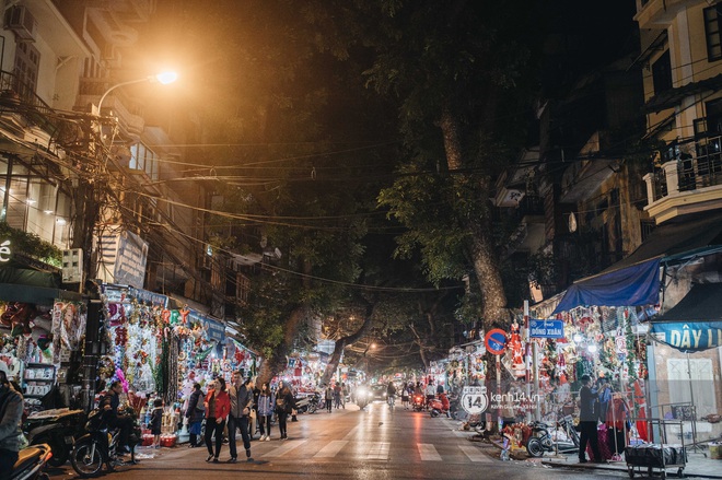 Đến hẹn lại lên: Phố Hàng Mã trang hoàng sáng rực nửa tháng trước Noel, thời điểm này là hoàn hảo để check-in vì cực vắng người - Ảnh 13.