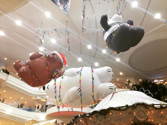 Bị bắt trói rồi treo lửng lơ trong TTTM Thái Lan để… trang trí Noel, bộ 3 “We Bare Bears” khiến dân mạng cười ra nước mắt - Ảnh 11.