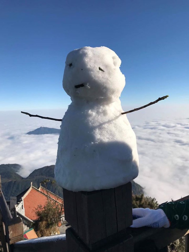 HOT: Xuất hiện băng giá phủ trắng đỉnh Fansipan, dân tình rục rịch rủ nhau cuối năm lên Sa Pa “săn” tuyết rơi - Ảnh 4.