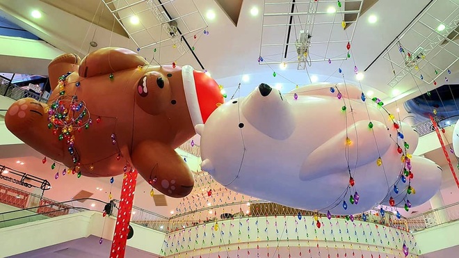 Bị bắt trói rồi treo lửng lơ trong TTTM Thái Lan để… trang trí Noel, bộ 3 “We Bare Bears” khiến dân mạng cười ra nước mắt - Ảnh 14.