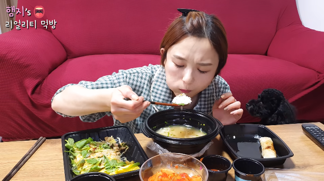 Mắt tròn mắt dẹt với cách ăn phở chẳng giống ai của Youtuber người Hàn Quốc: trộn cơm với nước phở lại còn ăn cùng kim chi - Ảnh 4.
