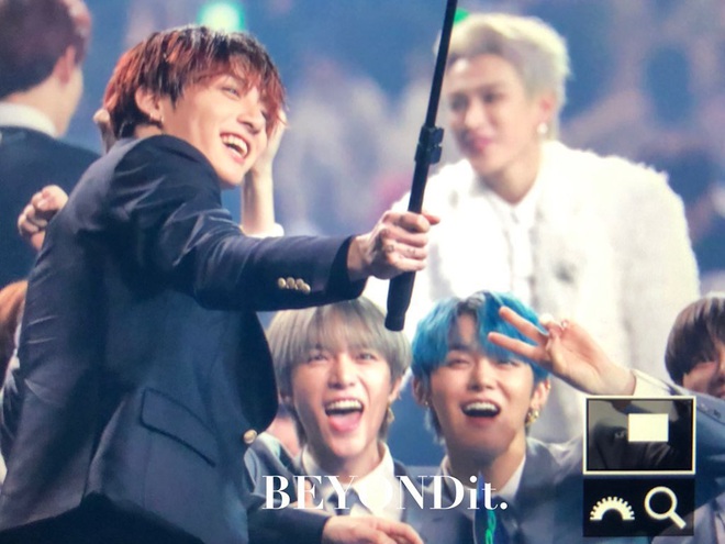 Vui như anh em nhà Big Hit trảy hội MAMA: TXT sướng rơn khi lọt vào “Jungkook Vlog”, BTS reaction nồng nhiệt trước sân khấu của đàn em - Ảnh 7.