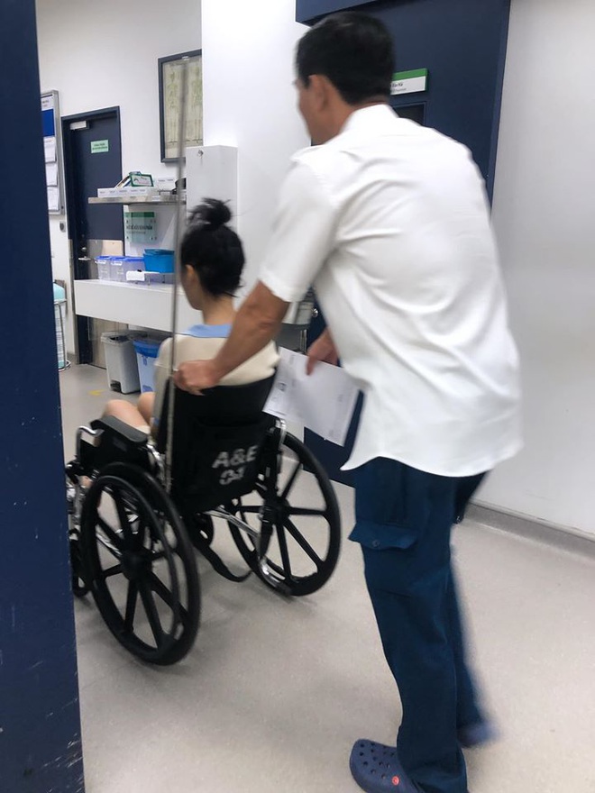 Han Sara bất ngờ nhập viện vì bị trật chân liên tục, phải dùng xe lăn để di chuyển sau khi cố nén đau đi tham dự sự kiện - Ảnh 3.